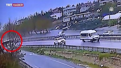 İETT otobüsü yoldan çıktı