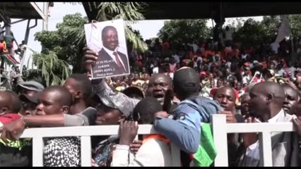 In Kenya folle enormi e almeno cinque morti per le esequie di Raila Odinga