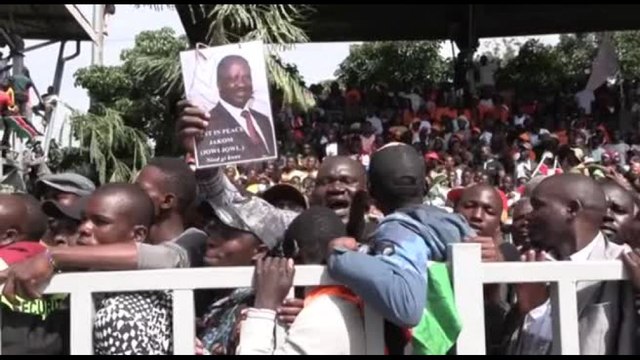 In Kenya folle enormi e almeno cinque morti per le esequie di Raila Odinga