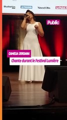 Camelia Jordana chante durant le Festival Lumière