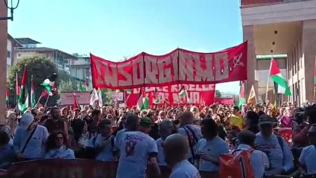 Firenze, il polo universitario di Novoli si riempie per la manifestazione degli ex Gkn