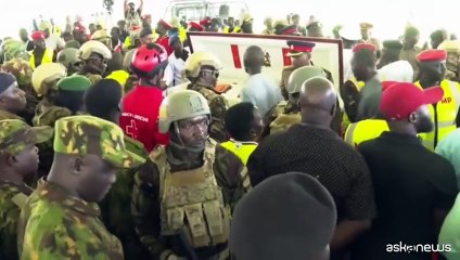 In Kenya folle enormi e almeno cinque morti per le esequie di Raila Odinga