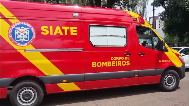 Idosa é socorrida pelo Siate após tropeçar e cair na calçada
