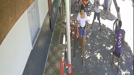 Shuttlecock lands perfectly on its cork in unbelievable moment caught on camera