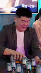 بائعة التوصيل أُهِنت في بار؛ وحده المدير تذكّر أنها أنقذته بقبلة أولى