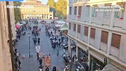 Gli alpini sfilano in centro a Reggio Emilia: il video