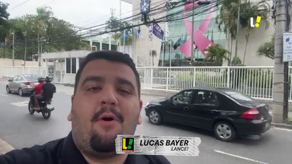 Torcedores do Flamengo protestam na porta da CBF