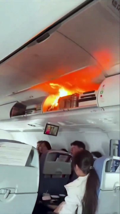 Les images d'un début d'incendie aujourd'hui à bord d'un avion de la compagnie Air China dérouté après qu'une batterie rangée en cabine dans un bagage à main a pris feu