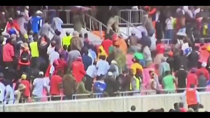 Chaos Erupts in Kenya! 😱 Police open fire and launch tear gas into a packed stadium during the funeral of the former Prime Minister — turning a solemn farewell into total mayhem