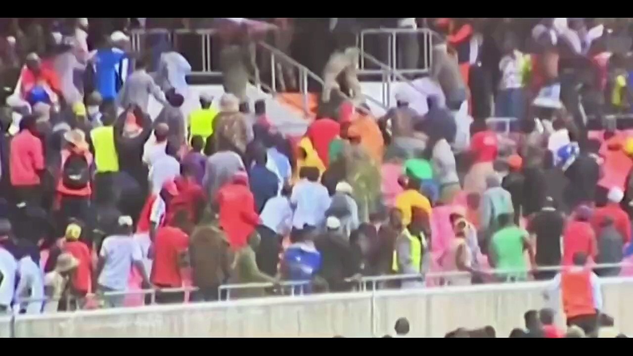 Chaos Erupts in Kenya! 😱 Police open fire and launch tear gas into a packed stadium during the funeral of the former Prime Minister — turning a solemn farewell into total mayhem