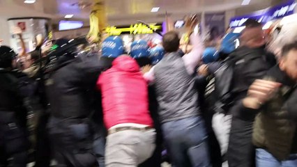 Firenze, scontri all'aeroporto: manifestanti ex Gkn tentano di sfondare blocco della polizia