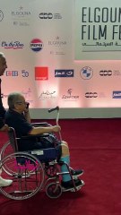 المخرج عمر عبد العزيز على ريد كاربت الجونة بكرسي متحرك بصحبة المنتج محمد العدل