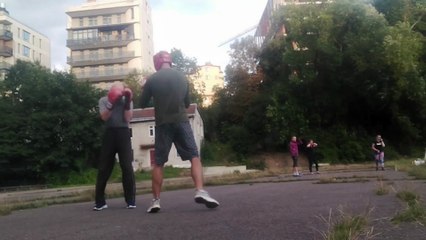 Два прямых левой в голову: ответ правый прямой, защита шаг назад