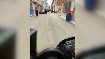Trafik kurallarını hiçe saydı! Öğrencilerin arasında tek teker şov yaptı