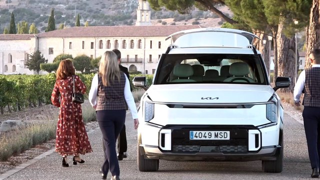 Antonio Banderas sale de la boda de su hija para brindar con la prensa y dar explicaciones