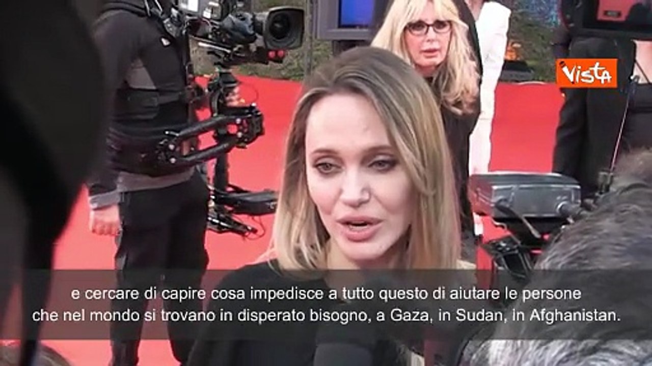 Angelina Jolie: "Chiediamoci perché non si aiuta la gente di Gaza, Sudan e Afghanistan"