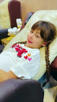 Adriana Karembeu offre un massage des jambes à sa fille Nina ©Instagram - Adriana Karembeu