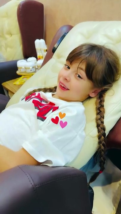 Adriana Karembeu offre un massage des jambes à sa fille Nina ©Instagram - Adriana Karembeu