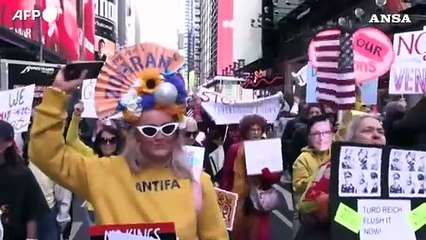 "Non vogliamo re", corteo anti-Trump a New York