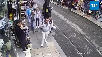 İstanbul'da bir kişinin tramvay yolundaki çocuğu olası kazadan kurtarması kamerada