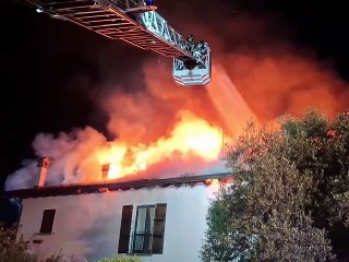 Incendio a Ozzano (Bologna), il video del maxi rogo: famiglia evacuata