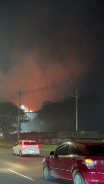 URGENTE: Incêndio de grandes proporções atinge avenida movimentada de Salvador