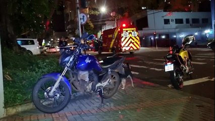 Motociclista tem fratura grave na perna após colisão com carro no cruzamento das Ruas Souza Naves e Recife