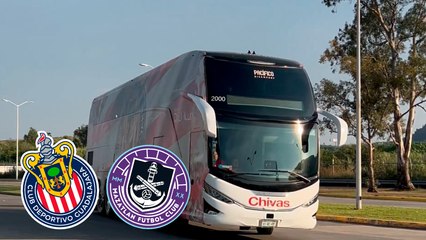 Chivas y Mazatlán llegan al Estadio Akron y son recibidos por la afición rojiblanca