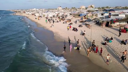 Gazze'de yerinden edilen Filistinliler, el-Mevasi bölgesinde hayata tutunmaya çalışıyor