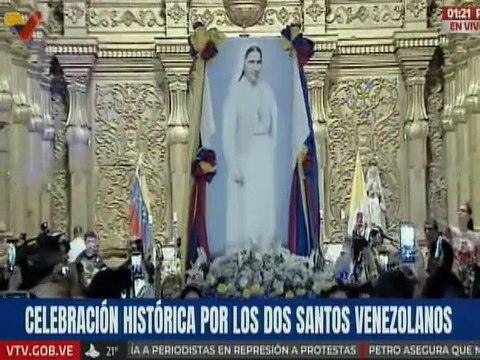 Feligreses en la iglesia La Candelaria acompañan las imágenes de los Santos trasladadas a la plaza