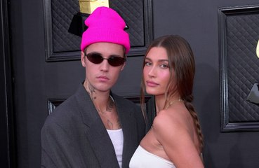 Hailey Bieber testa i prodotti del marchio Rhode sul marito Justin Bieber