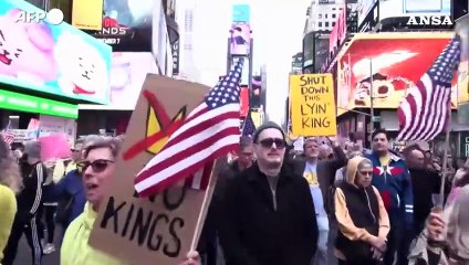 Marcia contro Trump a New York, in piazza decine di migliaia di persone