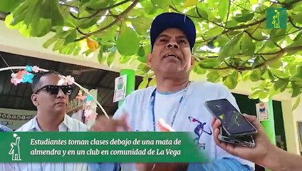 Estudiantes toman clases debajo de una mata de almendra y en un club en comunidad de La Vega