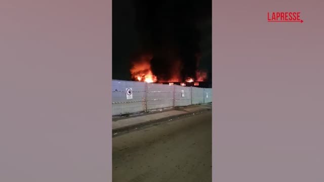 Napoli: incendio in deposito ricambi auto, il video del rogo e dell'imponente colonna di fumo