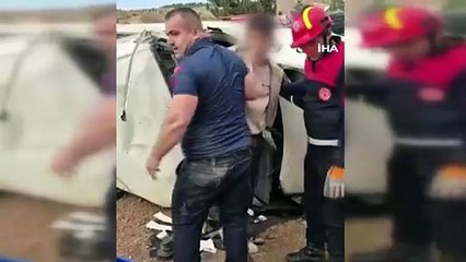 Sivas’ta direksiyon hâkimiyetini kaybeden minibüs istinat duvarından aşağı devrildi: 4 yaralı