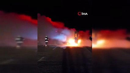 Seyir halindeki minibüs alev alev yandı