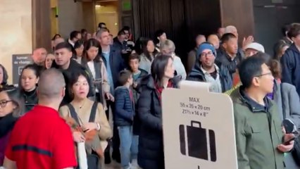 Así se ha desalojado el Louvre por el robo de varias joyas de Napoleón