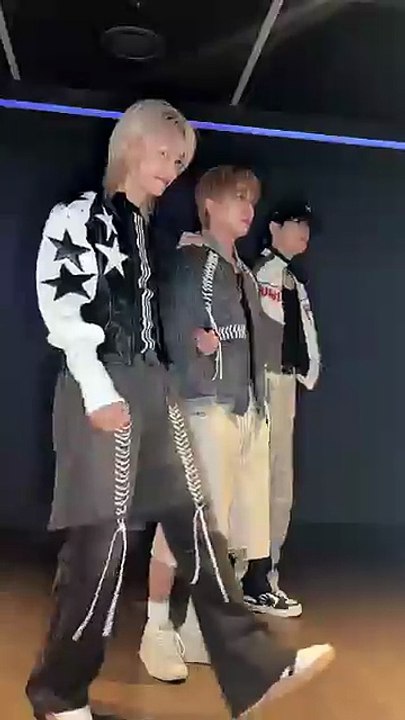 👣👣👣 #StrayKids #스트레이키즈 #YouMakeStrayKidsStay