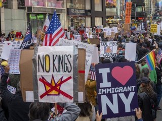 Millionen stürmen die Straßen: Anti-Trump-Welle bricht Rekorde!