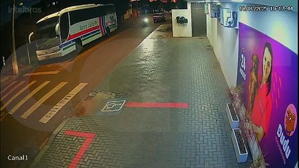 Motorista preso por embriaguez derrubou motociclista, bateu contra carro estacionado e muro