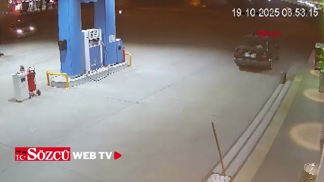 Hafif ticari araç akaryakıt istasyonuna daldı; kaza kamerada
