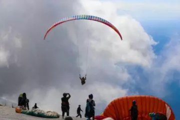 Çinliler Türkiye'ye gelince 'havalandı': Babadağ'da iğne atsanız yere düşmüyor
