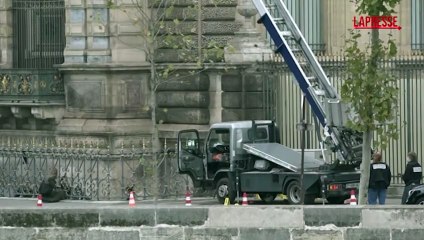 Clamoroso furto al Louvre, la polizia presidia il museo: le immagini