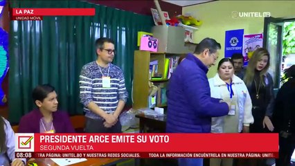 Luis Arce emite su voto y exhorta a los candidatos a respetar el resultado de la segunda vuelta