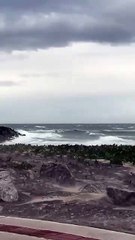 Rajadas de vento fazem barco virar e arremessam condutor ao mar em cidade de SC