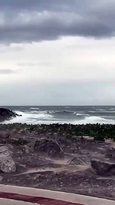 Rajadas de vento fazem barco virar e arremessam condutor ao mar em cidade de SC