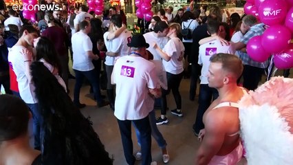 Sevgililer Günü'ne özel yarışma_ Bir saat hiç durmadan öpüşebilir misiniz_