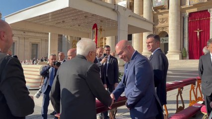 Canonizzazioni, Fontana in piazza San Pietro "Santi costruttori pace"