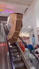 ¡Ups! Televisor de 5 mil dólares se dobla como cartón en supermercado ruso (Video)