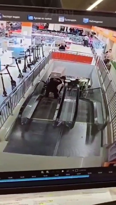 ¡Ups! Televisor de 5 mil dólares se dobla como cartón en supermercado ruso (Video)